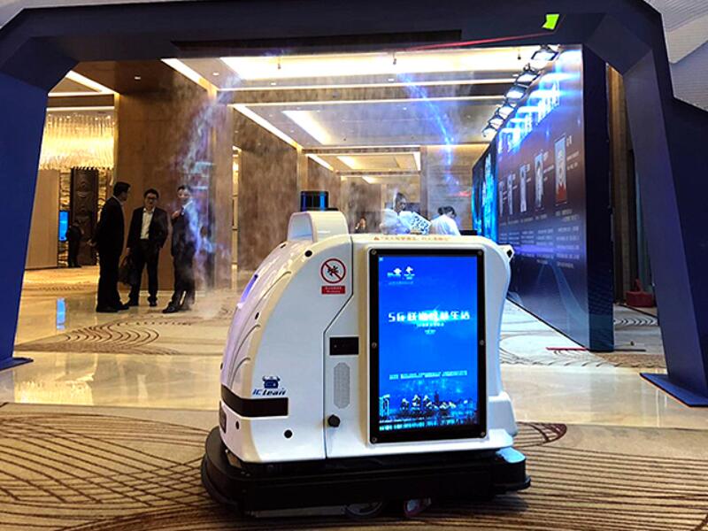 Automatic lobby mopping robot