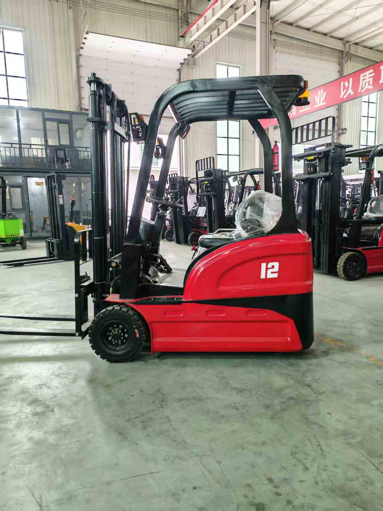 three wheeled forklift