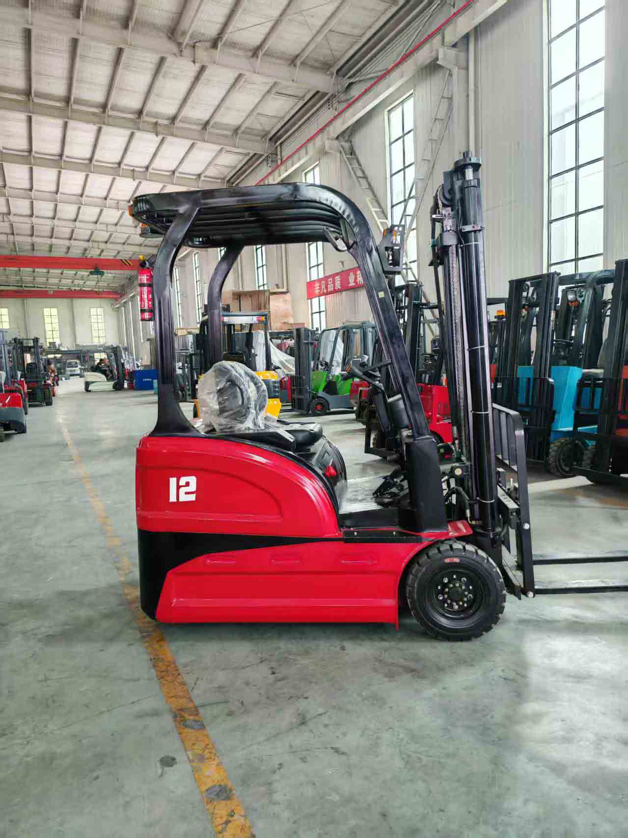 three wheeled forklift