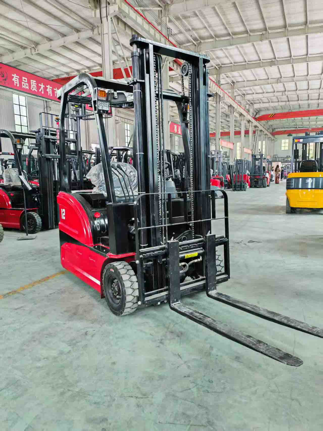three wheeled forklift