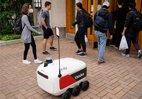 AMR Robots deliver food on the street, will takeaway jobs would be replaced?