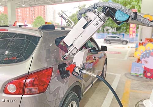 The first robot gas station in Henan Province